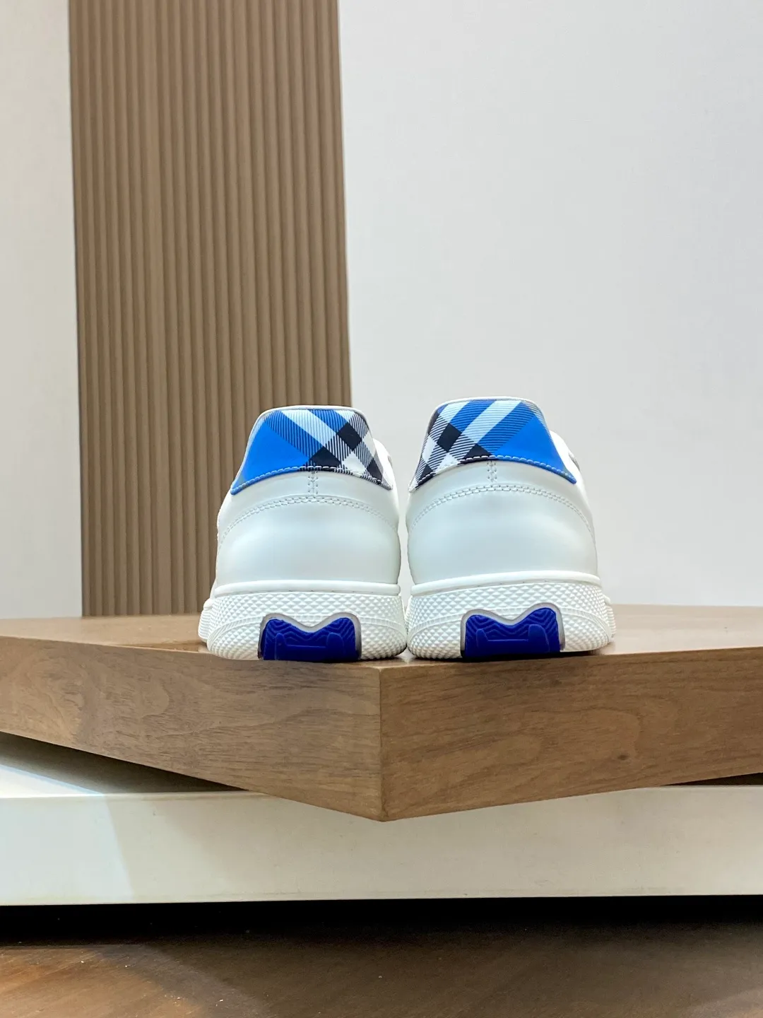 Men's men's shoes 💰420 [New style] 🏃‍♂️🏃‍♂️𝐁𝐔𝐑𝐁𝐄𝐑𝐑𝐘# Burberry's new war horse plaid casual sneakers, new terrace casual sneakers·Burberry (Burberry) classic elements super comfortable shoes··Knight blue anti-slip soles Finally I saw the latest diagonal plaid sneakers, the color is really nice and can be worn with any kind of sneakers. The sneakers are made of cotton blended fabric. Crafted in an Italian workshop, it features a worsted Burberry check pattern. Featuring a mesh lining and checkered laces, the rubber sole features the archive Burberry monogram. From Burberry's iconic collection, these wardrobe staples are interpreted with the brand's signature style. The round toe and tongue are embellished with the Equestrian Knight logo (EKD) label, leather insole, and the sole is embellished with the Burberry letter logo size: 38-45 (customized for 46)